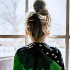 A pesar de su vacuidad teórica, el apoyo político y judicial a la ideología de género está consiguiendo destruir alsa bases de estructuración de la familia, con los hijos como principales perjudicados. Foto: Kelly Sikkema / Unsplash.