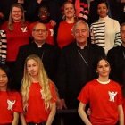 Los obispos católicos de Londres-Westminster y jóvenes católicos de muchos orígenes étnicos en el encuentro Youth Catholic Flame