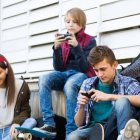 Tres adolescentes enganchados a las pantallas... pero ¿y si no tienen TV, el ordenador es escaso y sólo pueden usar el móvil de mamá, y a ratos?