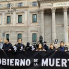Protesta contra la ley de Eutanasia ante el Congreso de los Diputados - Ciudadanos, la izquierda y los nacionalistas están a favor de matar enfermos