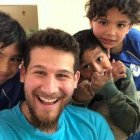 Alec Hufford con niños católicos inmigrantes pobres en Israel, con los que aprendió mucho
