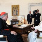 El Papa recibió al cardenal George Pell el 12 de octubre, en un encuentro en el que le agradeció su testimonio cristiano en la prueba de su encarcelamiento por un delito que no cometió. Foto: Vatican Media.