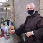El padre Raymond Abdo, entre los escombros de Beirut, donde hay colocadas estampas e imágenes cristianas / Fotos- ACN