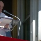 Francisco en el Ángelus comenta las palabras de Jesús sobre lo que es de Dios y lo que es del César