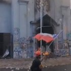 Radicales violentos de ultraizquierda incendian la iglesia de la Asunción en Santiago de Chile -y atacan otras-, una semana antes del prebiscito sobre la Constitución del país