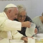 El Papa Francisco en una comida en 2015 con gente pobre que atiende la Penitenciaria vaticana