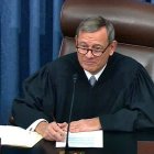 El comportamiento del juez John Roberts debilita la teórica mayoría conservadora en el Tribunal Supremo, que se convierte de nuevo en argumento de batalla ante las elecciones de noviembre a la Casa Blanca.