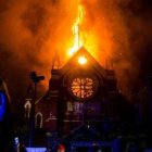 Los violentos de extrema izquierda quemaron así La Asunción de Santiago de Chile el domingo 18 de octubre... ya la habían saqueado antes, en noviembre de 2019