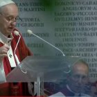 Misa de San Pedro y San Pablo, el Papa Francisco ha bendecido los palios para los arzobispos nuevos del último año