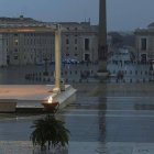 La bendición especial Urbi et Orbi por la pandemia que impartió el Papa el 27 de marzo, en una Plaza de San Pedro vacía, tuvo un aire simbólico de fin de época con la reducción a la nada de la presencia de Dios en el mundo. Foto: Vatican Media.