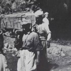 Miembros de la excavación en la cueva de Shanidar trasladan los restos de un neanderthal hallado allí. Foto: Ralph Solecki.