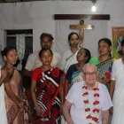 El padre Homrich al despedirse de sus parroquianos garo en Bangla Desh hace pocos años