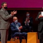 El alcalde de Sevilla, Juan Espadas, entregó el título de hijo adoptivo de la ciudad al arzobispo Asenjo