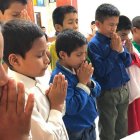 El padre Doñoro tiene en sus Hogares Nazaret a más de 300 niños rescatados de la calle. Les educa y les transmite la fe.