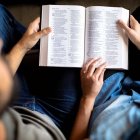 La lectura de la Biblia es una experiencia espiritual necesaria. Pero no es la única fuente de la Revelación. Foto: Cassidy Rowell / Unsplash.