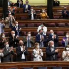 Los diputados que aprobaron la eutanasia (izquierda, separatistas y Ciudadanos) se aplauden a sí mismos por su logro. Foto: Efe.