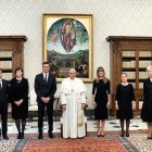 Francisco posa junto a Pedro Sánchez y su esposa, Begoña Gómez. Foto: Fernando Calvo / La Moncloa.