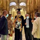 En el centro de la imagen, la consejera de Cultura de la Junta de Andalucía, Patricia del Pozo. A su derecha en la foto, el deán de la catedral de Córdoba, Manuel Pérez Moya.