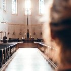 Las personas en busca espiritual pueden llegar a una parroquia... y que, lamentablemente, nadie les acoja ni responda sus preguntas - foto Thomas Vitali, Unsplash