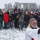 Ingleses modernos que quieren ser paganos se declaran druidas y hacen rituales en el Solsticio de Invierno en Stonehenge