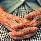 Monseñor Munilla señala la gran contradicción que implica aprobar la eutanasia en medio de una pandemia en la que se le ha fallado clamorosamente a los ancianos. Foto: Cristian Newman / Unsplash.