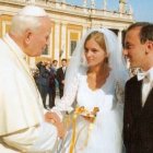 San Juan Pablo II con un joven matrimonio - su Teología del Cuerpo y el amor han tocado los corazones de muchas personas, también no católicos