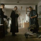 San Maximiliano Kolbe bendice equipos de impresión de revistas en la película Dos Coronas