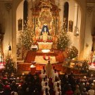En la misa del gallo muchas familias van juntas tras la cena de Nochebuena
