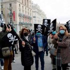 Manifestaciones contra la eutanasia a las puertas del Congreso de los Diputados. Foto: Efe.