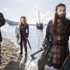 El vikingo Ragnar Lodbrock, su ex-esposa guerrera con rastas, su pariente que se bautiza nada convencido... una escena de la teleserie Vikingos de History Channel
