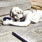 El vínculo con los muertes permanece solo si se les ha amado. La eutanasia romperá ese lazo, con independencia de su hipotética voluntariedad. Foto: Servicios Funerarios de Madrid, Cementerio de La Almudena.