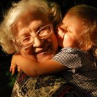 Se está redescubriendo el papel de los abuelos en la familia, como ayuda a los padres y parte esencial en la educación de los hijos. Foto: Ekaterina Shakharova / Unsplash.