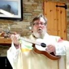 El padre Pat Ward con su ukelele anima a los parroquianos que no pueden ir a misa por las estrictas medidas de confinamiento en Irlanda