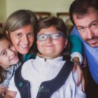 Andrés Marcio sufre una enfermedad rara y sin cura, pero con el apoyo de su familia y los médicos vive feliz.
