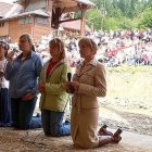 Ivetka es la que está a la derecha de la foto; Katka, a su lado... las dos niñas videntes de Litmanova aún acuden al santuario a algunos encuentros de oración