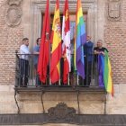 Momento del izado de la bandera gay en la Diputación de Valladolid