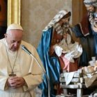 El Papa Francisco en una de sus audiencias navideñas de 2020 desde la Biblioteca Apostólica