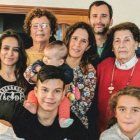 El premiadísimo escritor José Luis Olaizola, su esposa Marisa, recientemente fallecida, y parte del gran clan Olaizola, que impulsa la ONG Somos Uno