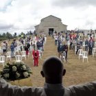 Misa al aire libre en Faro de Chantada el pasado verano / La Voz de Galicia