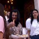 Reparten pastelitos a la salida de misa en la parroquia de Ramla, quizá la antigua Arimatea, en Tierra Santa