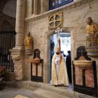 El arzobispo Julián Barrio abrió este 31 de diciembre la puerta santa de la catedral de Santiago