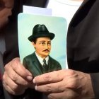 Una mujer sostiene una estampa del doctor José Gregorio Hernández celebrando su beatificación.