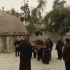 Unos franciscanos acompañan a unos peregrinos por Jerusalén