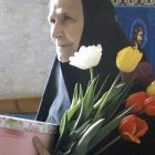 La Madre Adriana, ya anciana, recibe flores y regalos en su cumpleaños... murió en 2012