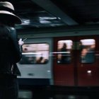 Un rosario barato en una estación de metro... La Virgen utiliza todo tipo de ganchos para salvarnos. Foto (contextual): Stijn Te Strake / Unsplash.