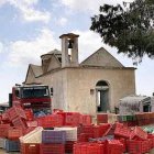 Desde 1974, Turquía lleva buscando hacer desaparecer todo rastro de la religión cristiana en los lugares de Chipre donde están asentados los colonos. En la imagen, la iglesia de San Antonio, en Famagusta, actualmente un depósito de cajas y hortalizas.