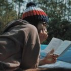 Un libro de reseñas nos puede orientar entre buenos clásicos - foto de Le Tan en Unplash