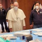 El Papa Francisco visita las instalaciones para vacunar en el atrio del Aula Pablo VI