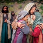 Fotograma de una película en la que Jesús abraza a Marta y María tras la muerte de Lázaro