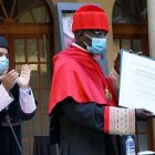 El cardenal Robert Sarah, prefecto emérito de la Congregación para el Culto Divino, muestra el título que le acredita como doctor Honoris Causa por la Universidad Católica de Valencia.